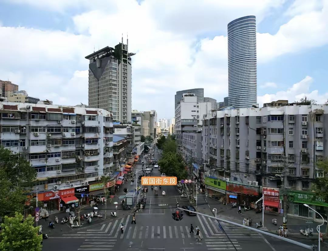富国街要改造了！这个确实必须得改造了，别看富国街生意都不错，